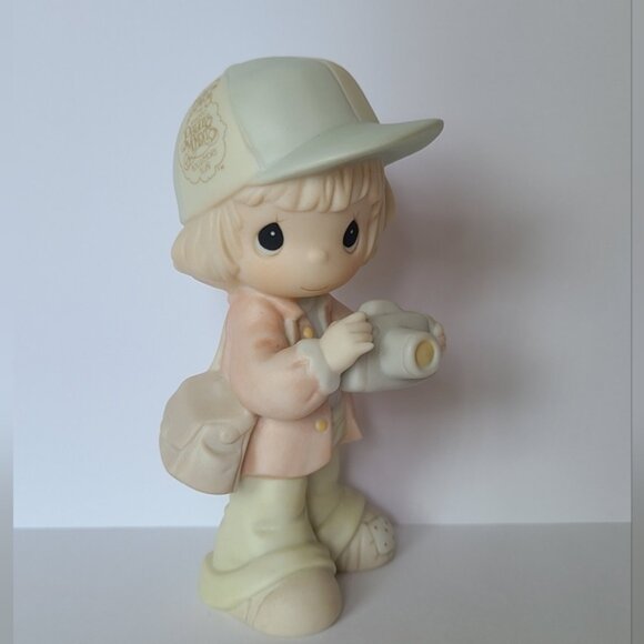 Precious Moments Collectors Club Girl Camera Photography Collectible Figurine - Picture 6 of 10